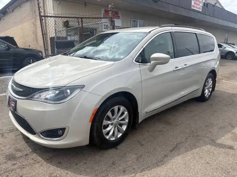 2017 Chrysler Pacifica Touring-L's photo