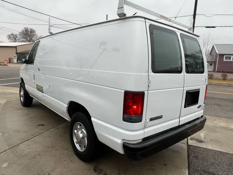 2010 Ford E-Series E-250 Van photo 5
