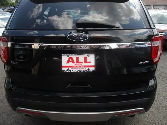 2017 Ford Explorer XLT 4WD photo 5