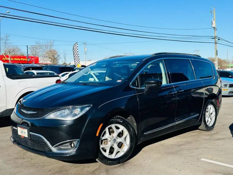 2017 Chrysler Pacifica Touring-L photo 3