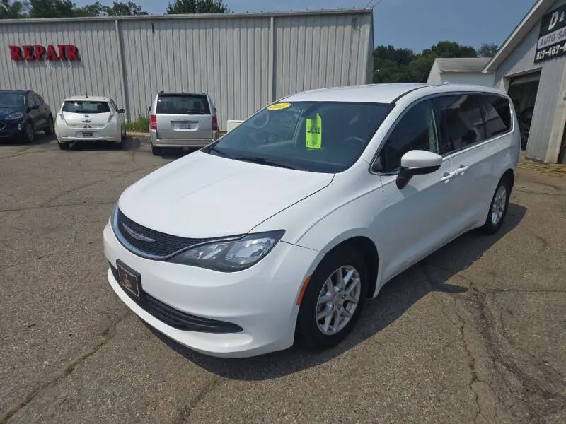 2017 Chrysler Pacifica LX photo 4