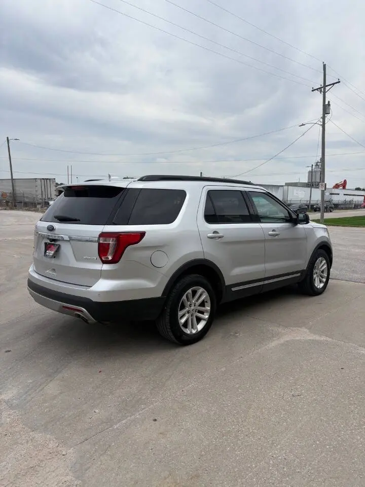 2017 Ford Explorer XLT FWD photo 4