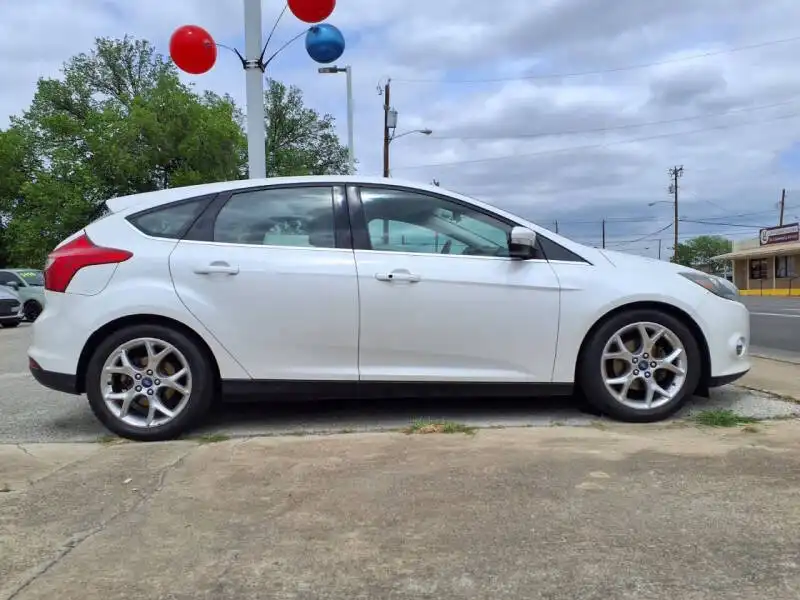 2013 Ford Focus 5 Door Hatch Titanium's photo