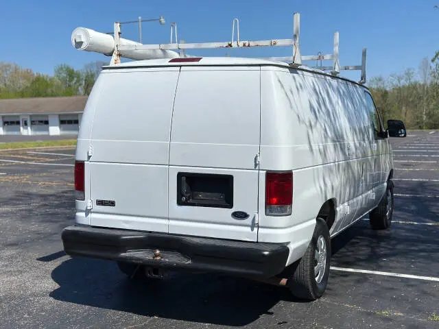 2002 Ford E-Series E-150 Van photo 3