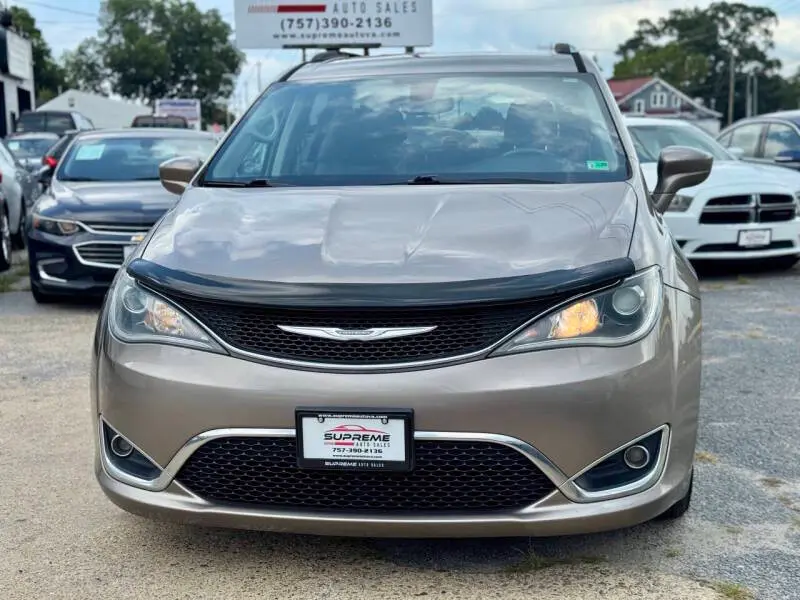 2017 Chrysler Pacifica Touring-L Plus photo 3