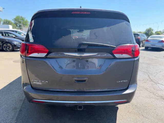 2017 Chrysler Pacifica Limited photo 5