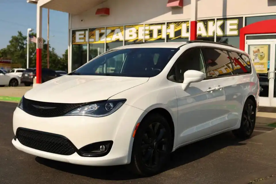 2020 Chrysler Pacifica Touring L's photo