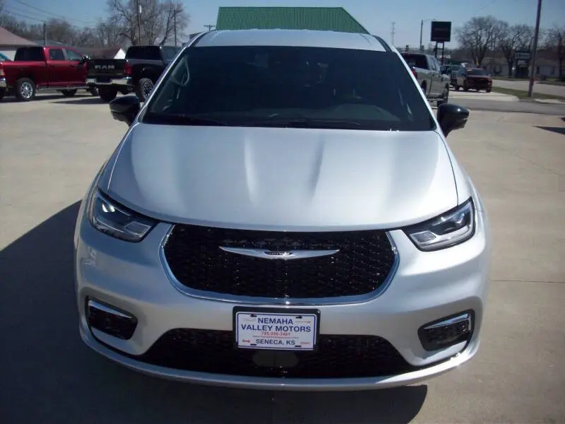 2026 Chrysler Pacifica Select photo 3