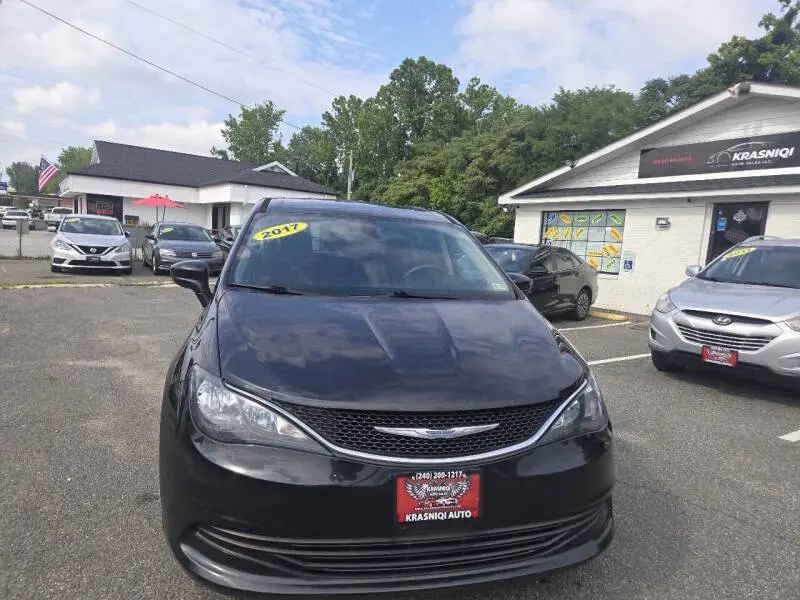 2017 Chrysler Pacifica LX photo 3