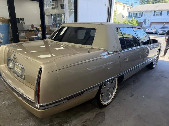 1995 Cadillac DeVille Base photo 4