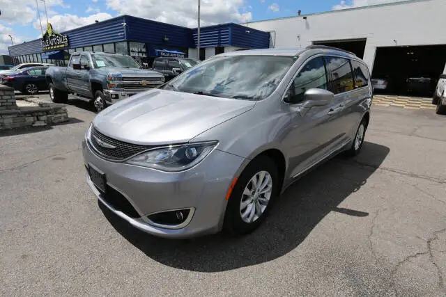2017 Chrysler Pacifica Touring-L photo 1