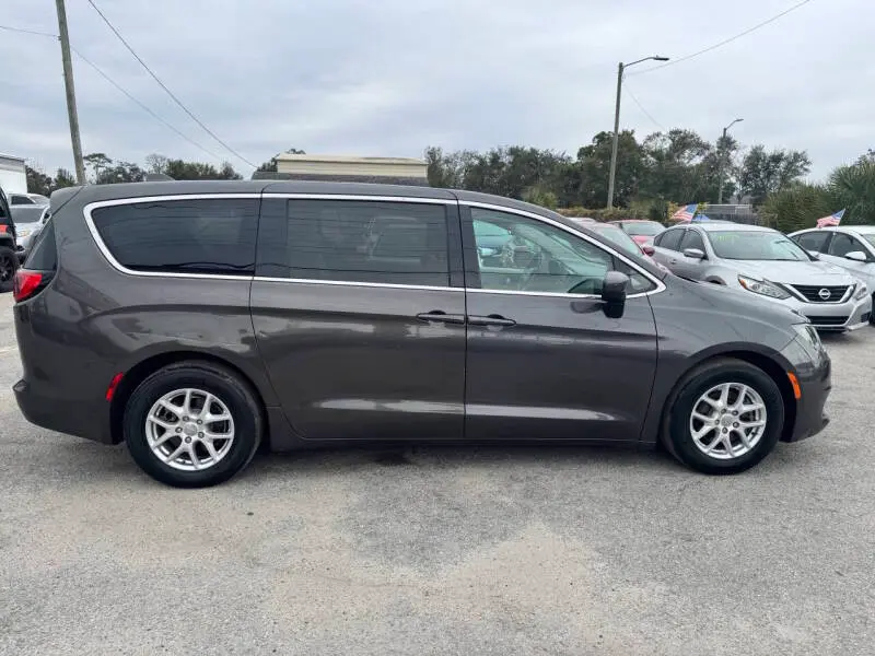 2017 Chrysler Pacifica LX photo 4