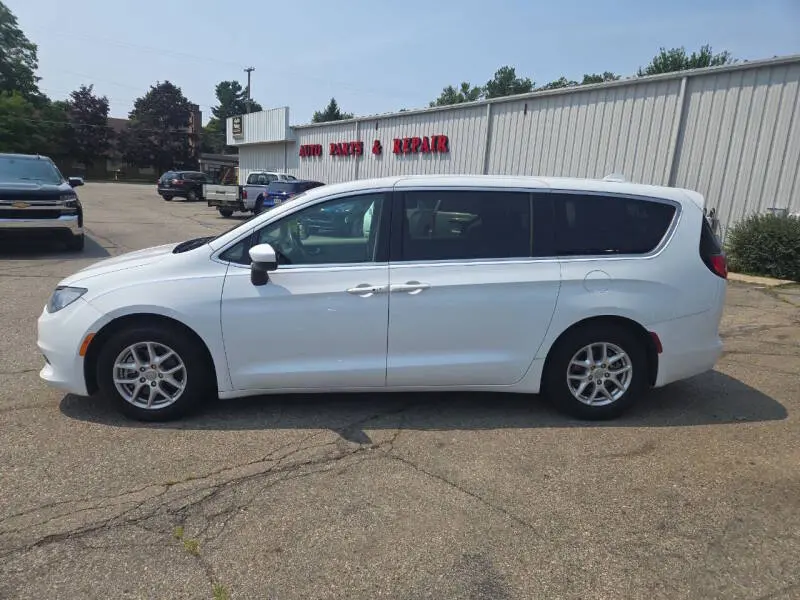 2017 Chrysler Pacifica LX photo 5