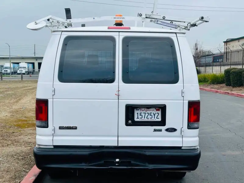 2010 Ford E-Series E-150 Van photo 3