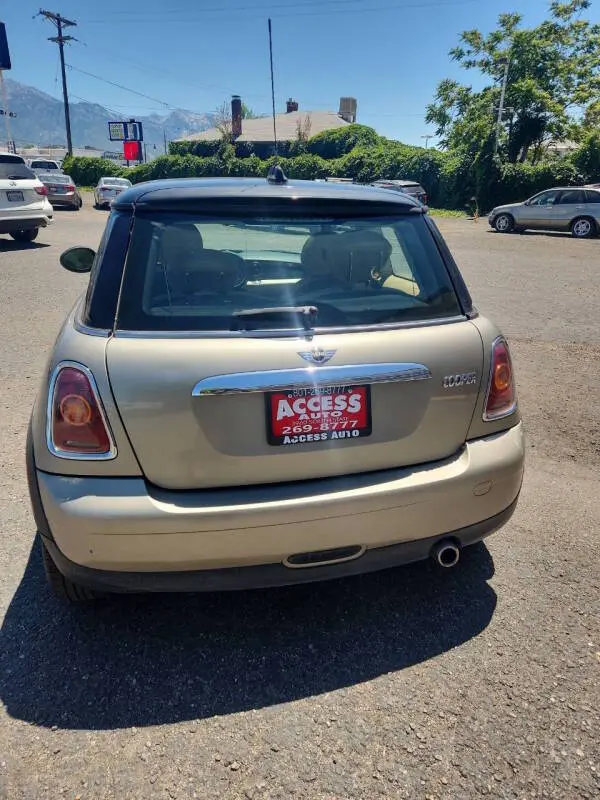 2010 MINI Cooper Base photo 3
