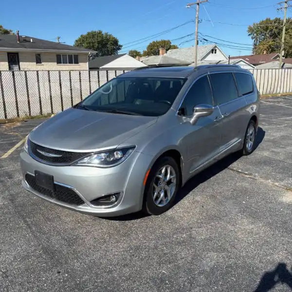 2018 Chrysler Pacifica Limited's photo