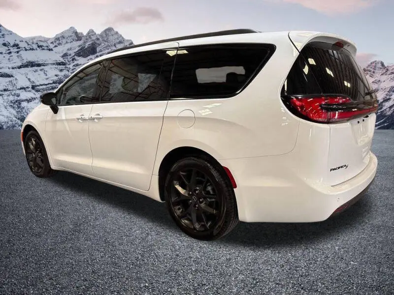 2026 Chrysler Pacifica Select photo 3
