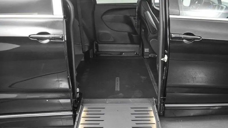 2025 Chrysler Pacifica Select photo 4