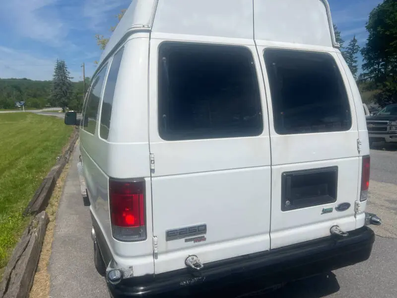 2011 Ford E-Series E-250 Extended photo 3