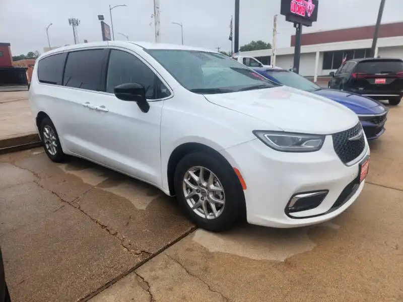 2025 Chrysler Pacifica Select's photo