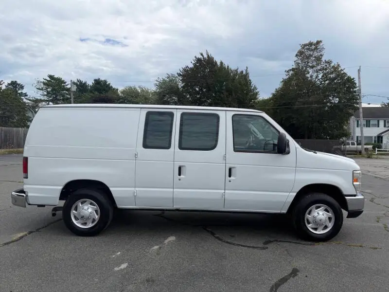 2011 Ford E-Series E-150 Van photo 4