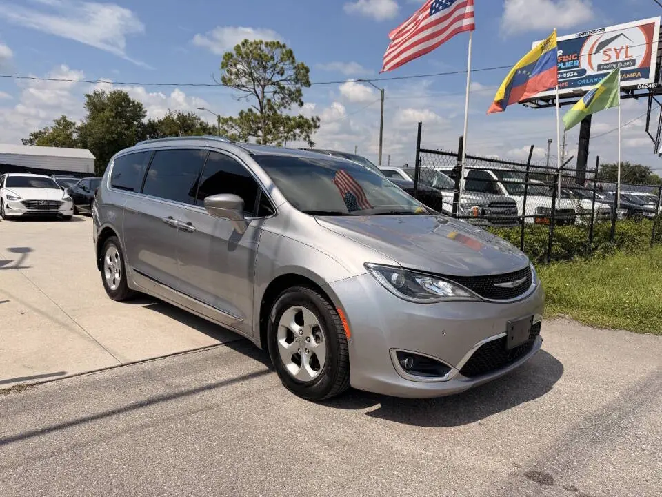2017 Chrysler Pacifica Touring-L Plus photo 4