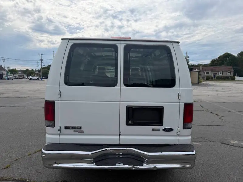 2011 Ford E-Series E-150 Van photo 5
