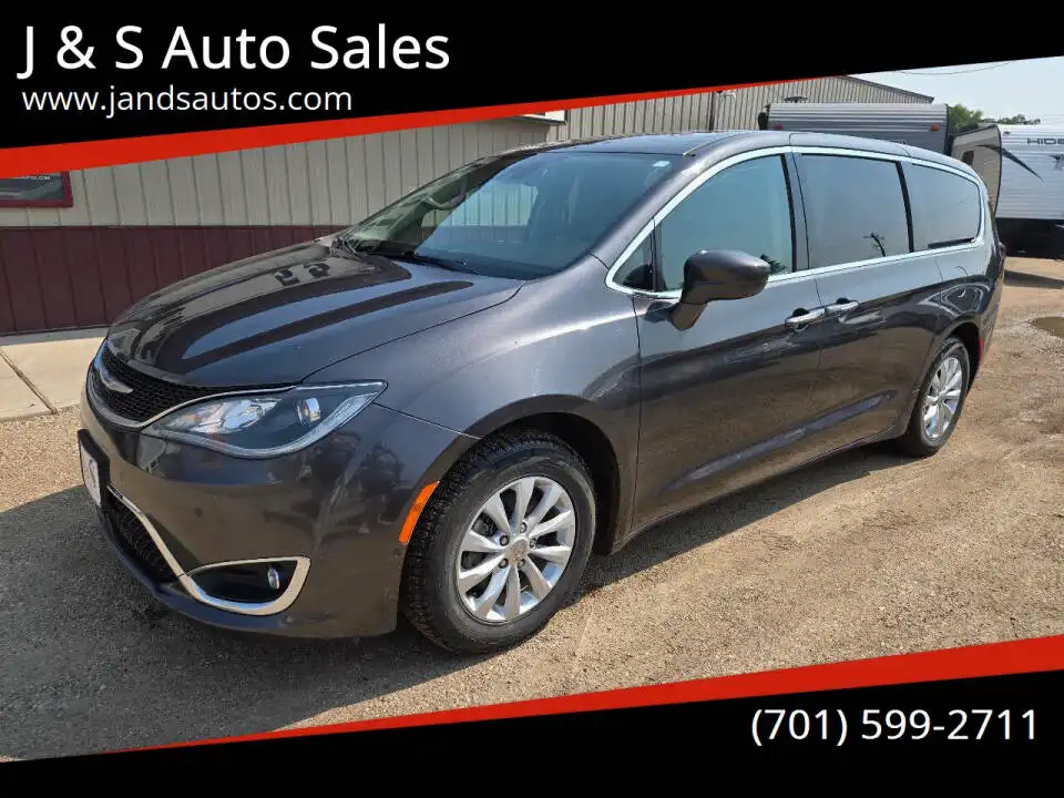 2019 Chrysler Pacifica Touring Plus's photo