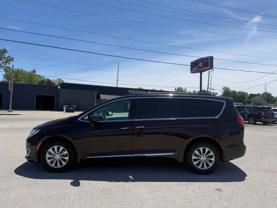2017 Chrysler Pacifica Touring-L photo 3