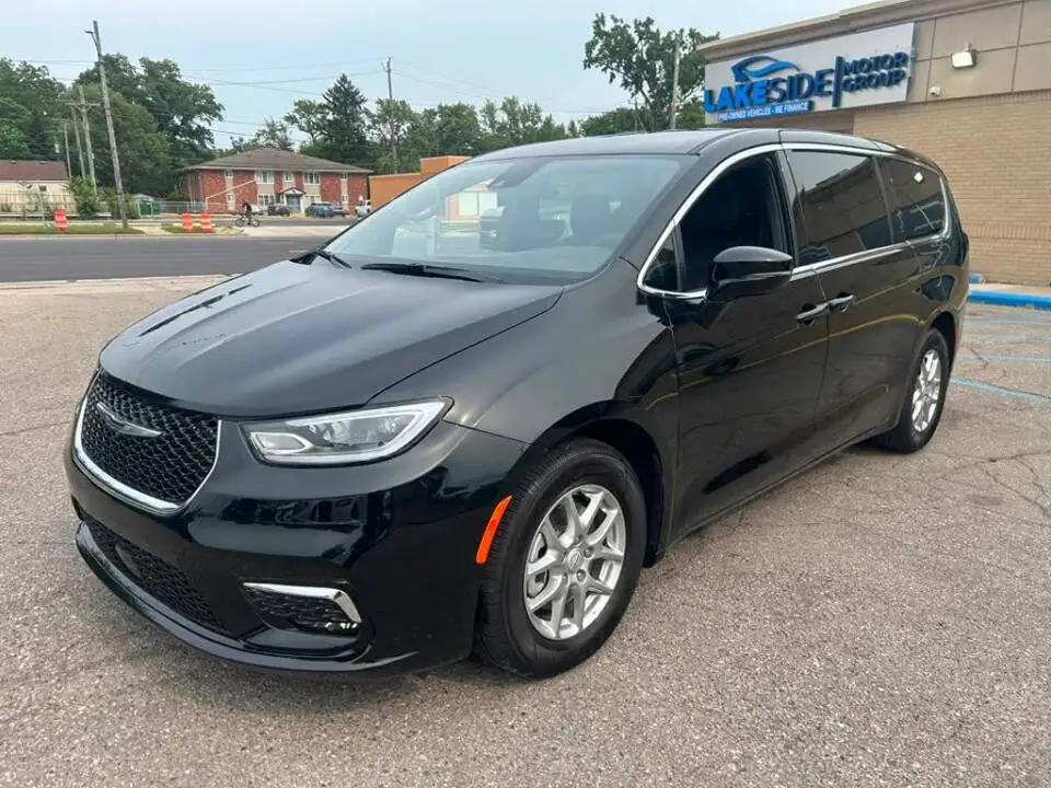 2026 Chrysler Pacifica Select photo 1