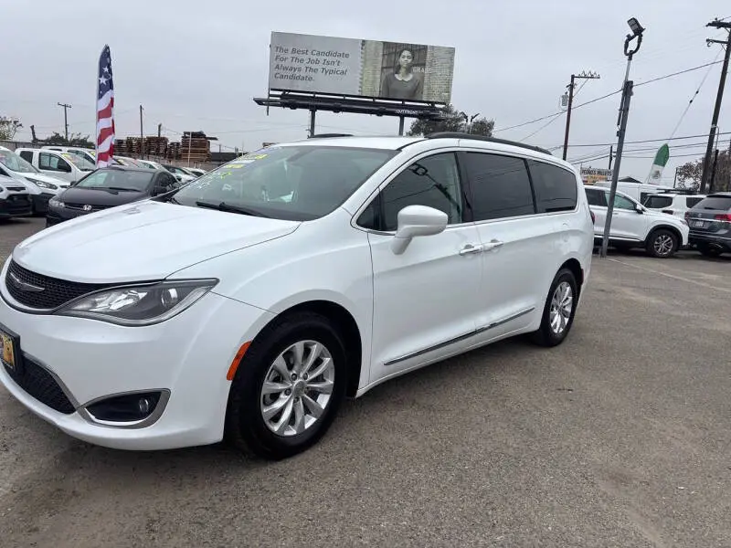 2017 Chrysler Pacifica Touring-L photo 4