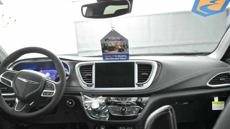 2025 Chrysler Pacifica Select photo 5