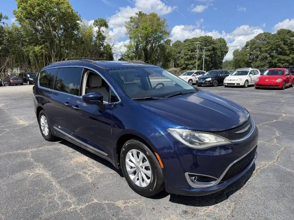 2017 Chrysler Pacifica Touring L's photo