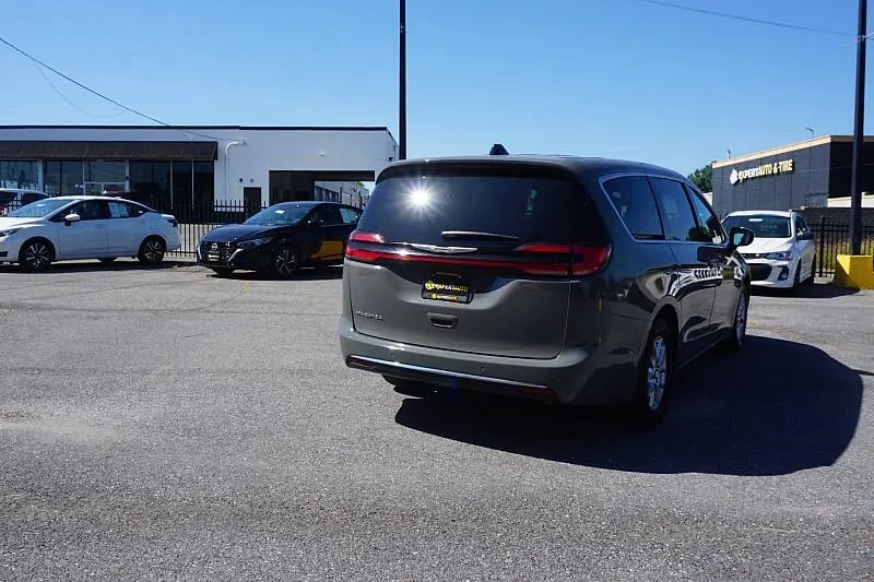 2025 Chrysler Pacifica Select photo 4