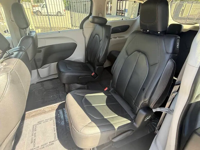 2017 Chrysler Pacifica Touring-L photo 5
