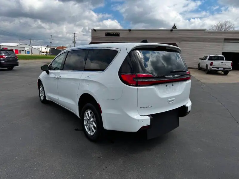 2025 Chrysler Pacifica Select photo 5