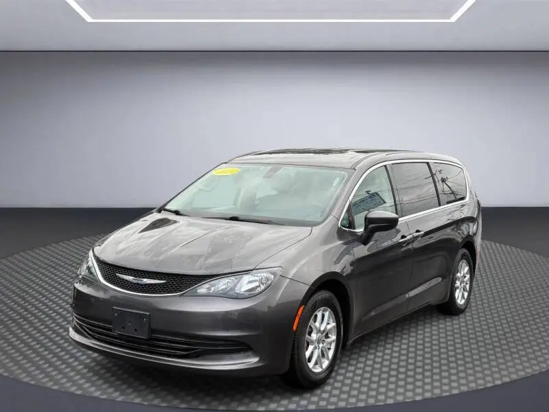 2017 Chrysler Pacifica Touring photo 3