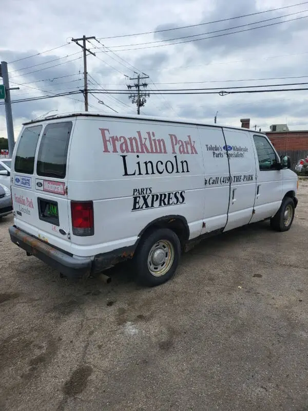 2004 Ford E-Series E-150 Van photo 3