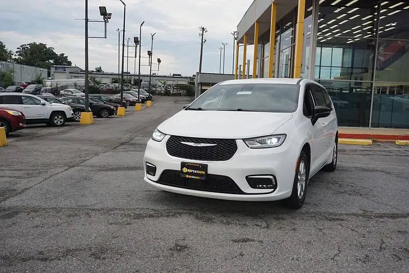 2025 Chrysler Pacifica Select's photo