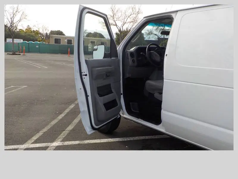 2012 Ford E-Series E-250 Van photo 5