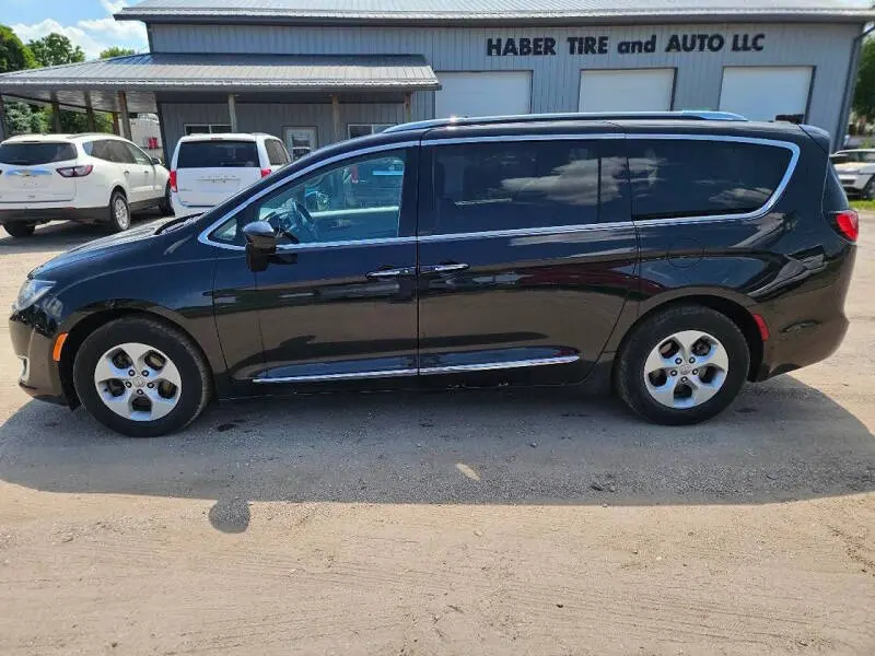 2017 Chrysler Pacifica Touring-L Plus photo 5
