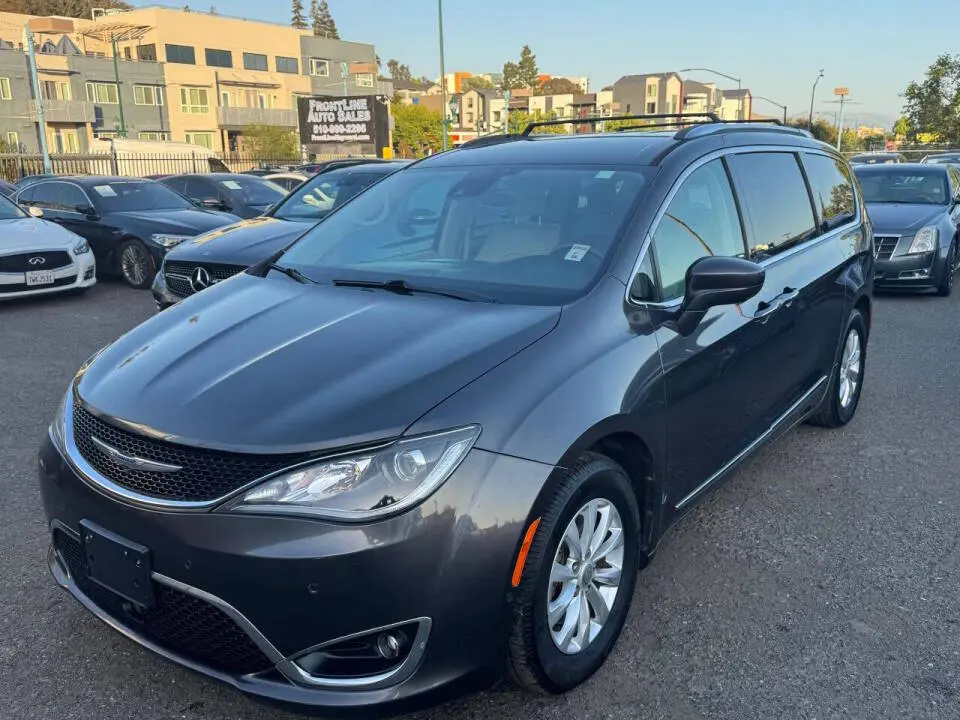 2018 Chrysler Pacifica Touring L photo 3