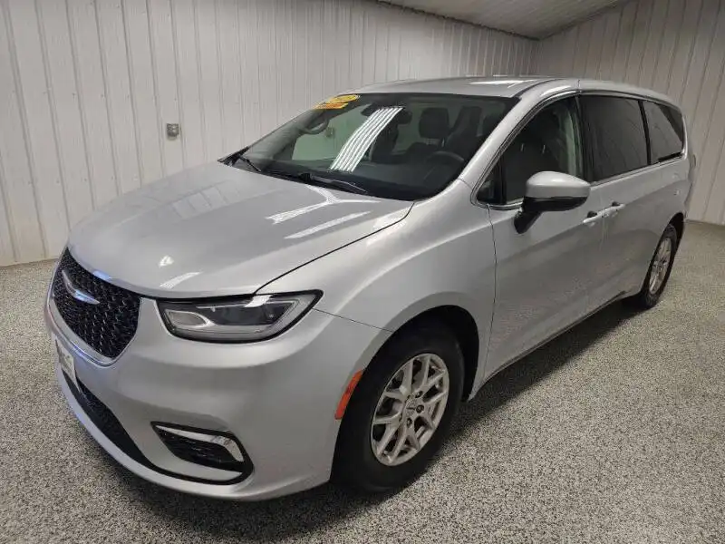 2023 Chrysler Pacifica Touring L's photo