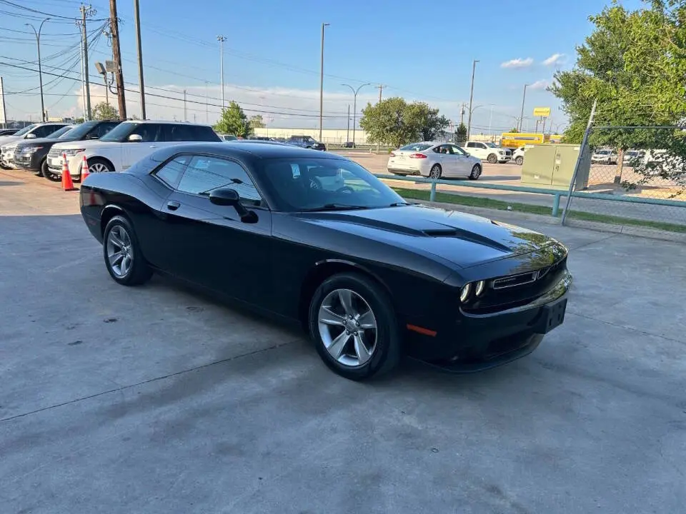 2016 Dodge Challenger SXT photo 3