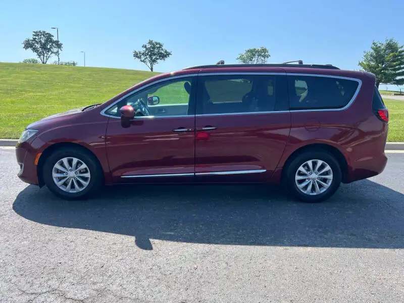 2017 Chrysler Pacifica Touring-L's photo