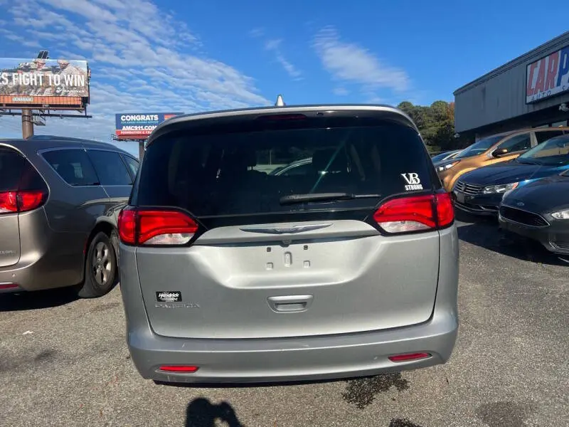 2017 Chrysler Pacifica Touring photo 4