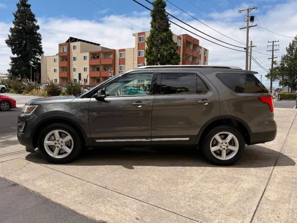 2017 Ford Explorer XLT 4WD photo 3