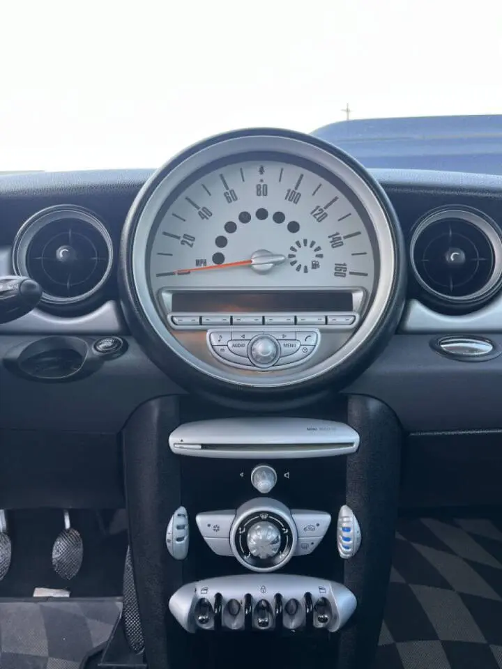 2009 MINI Cooper Base photo 5