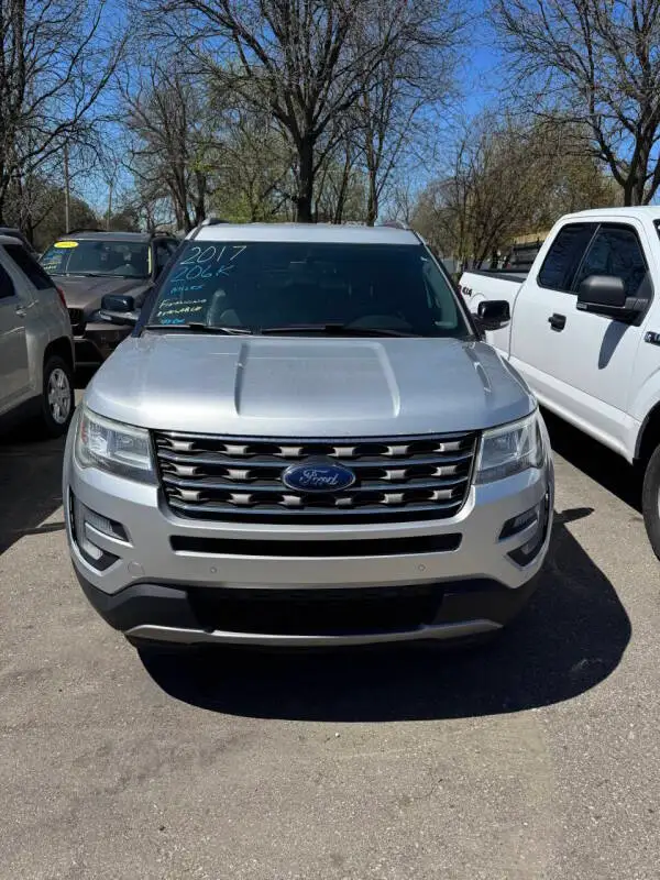 2017 Ford Explorer XLT 4WD photo 1