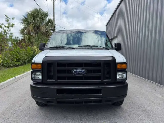 2008 Ford E-Series E-150 Van photo 3